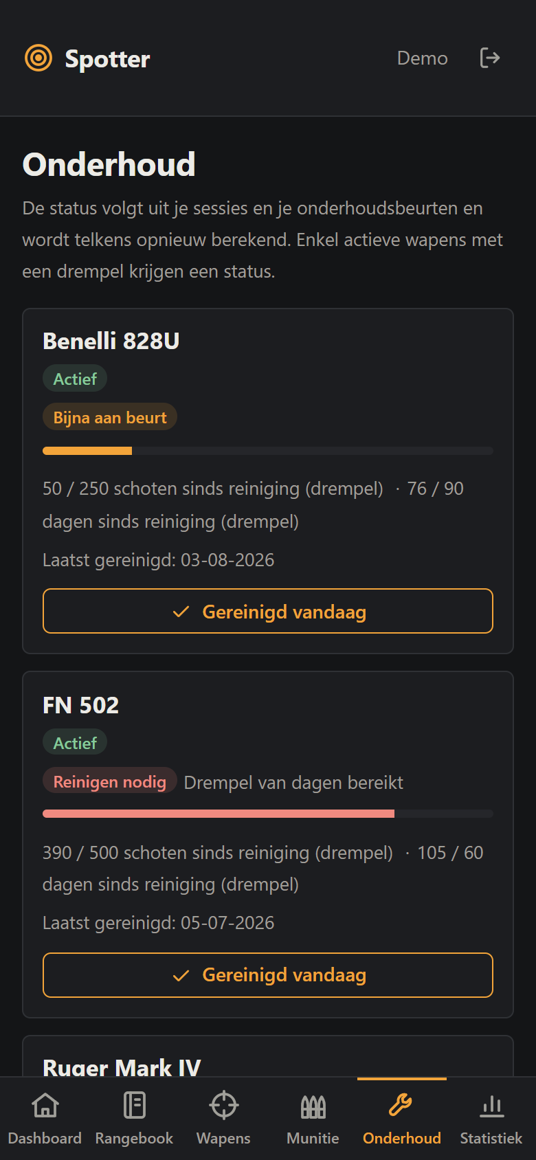 De pagina Onderhoud: per wapen de schoten en dagen sinds de laatste reiniging, met een balk tot de drempel.