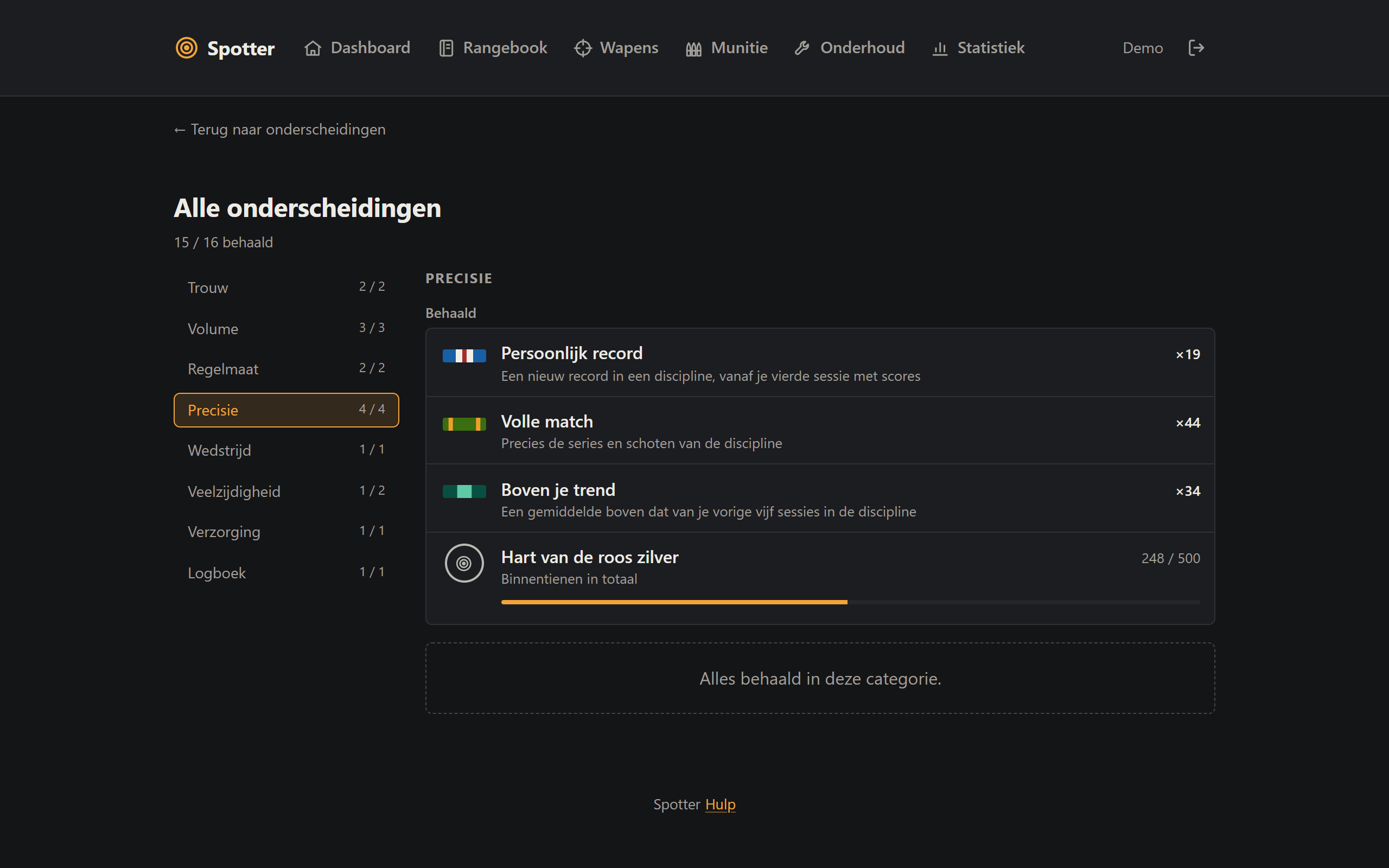 Alle onderscheidingen op een computer: een tab per categorie, en in de categorie Precisie de behaalde lintjes en een medaille met hoe ver je bent tot de volgende stap.