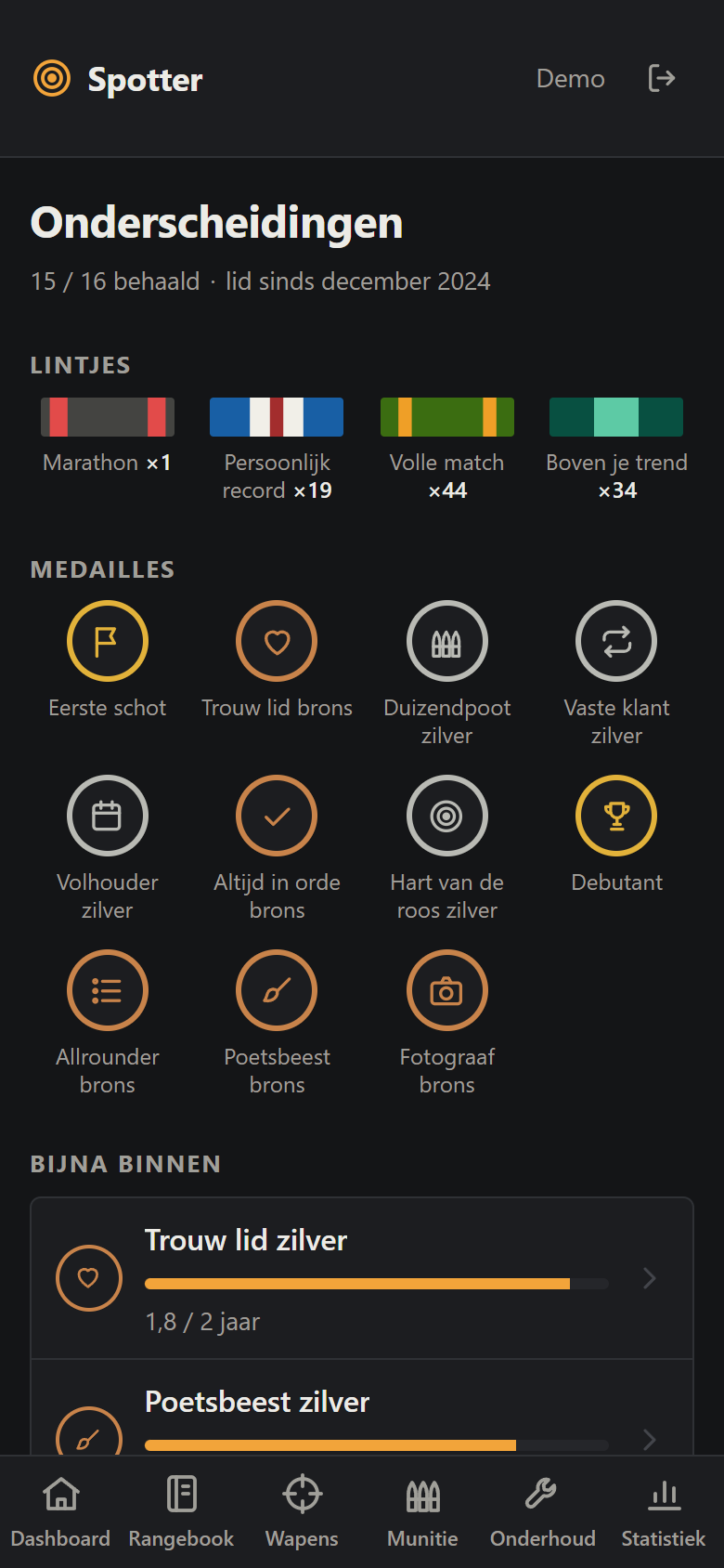 De onderscheidingen op een gsm: gekleurde lintjes met hoe vaak ze verdiend zijn, medailles in brons, zilver en goud, en wat bijna binnen is.